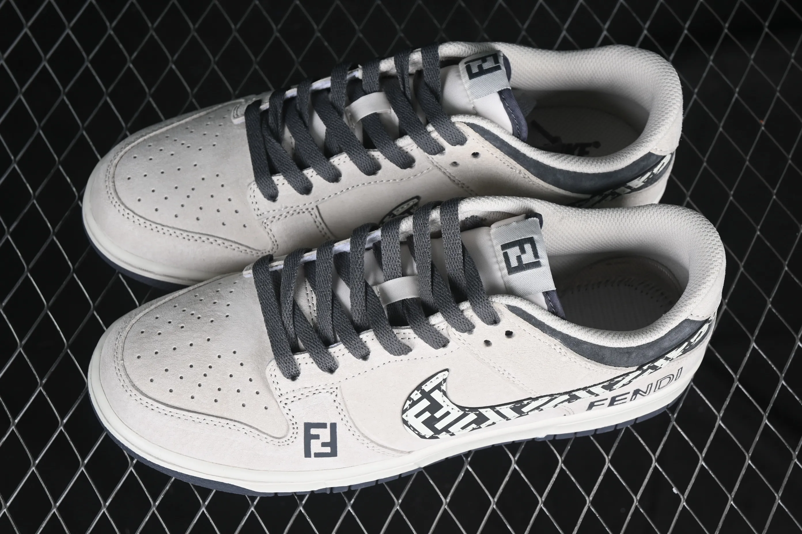 All categories Nk SB Dunk Series Nk SB Dunk Low High-end customized low-top sneakers Nk SB Dunk Low Fendi co-branded Presbyopia hook Anniversary high-end customized low-top casual sneakers DJ2024-046